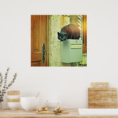 大きな黒い通り猫が家の郵便受けに飛び乗った ポスター (キッチン)