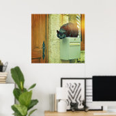 大きな黒い通り猫が家の郵便受けに飛び乗った ポスター (ホームオフィス)