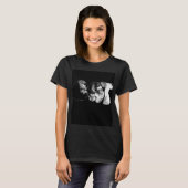 大きな黒猫があなたを見ている Tシャツ (正面フル)