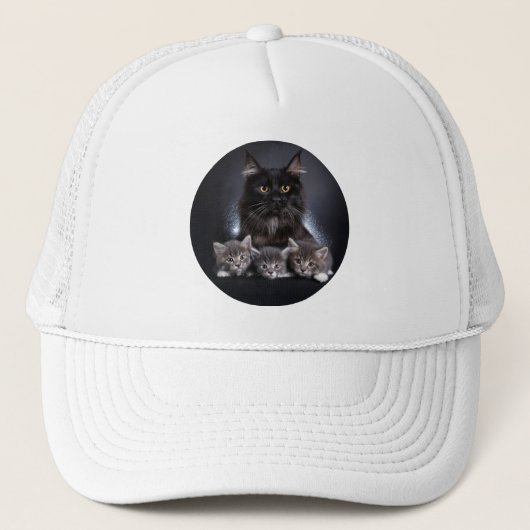 大きな黒猫と3匹の子猫がポーズ キャップ (正面)