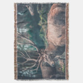 大きな〔雄ジカの〕枝角を持つ大きな茶色の鹿 スローブランケット (正面縦)