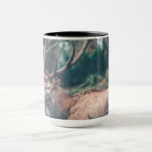 大きな〔雄ジカの〕枝角を持つ大きな茶色の鹿 マグカップ (中央)