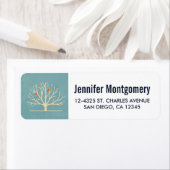 大きモダンな木のイラストレーションにオレンジバード ラベル (インサイチュ)