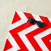 大き赤と白い縦型チェボストライプロン ビーチタオル (インサイチュ)