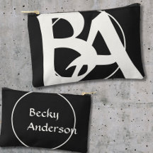 大き過ぎたイニシャル（白と黒）