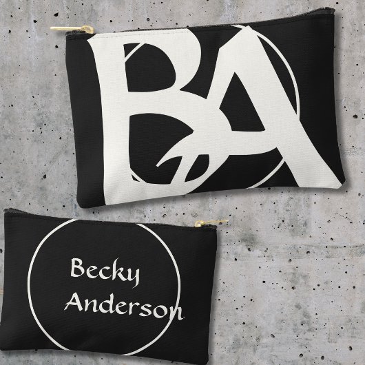 大き過ぎたイニシャル(白と黒) アクセサリーポーチ