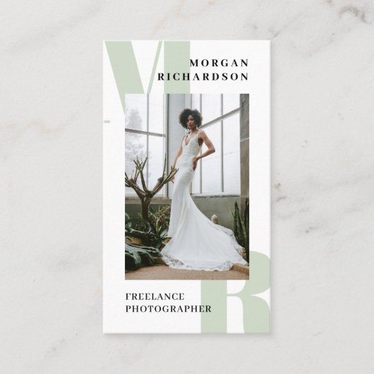 大イニシャルセージグリーンタイポグラフィ写真家 名刺 (正面)