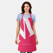 大イニシャル |モダンタイポグラフィ |ピンク エプロン (着用した状態)