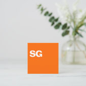 大イニシャル – 四角 – オレンジ スクエア名刺 (スタンド正面)