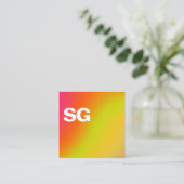 大イニシャル – 正方形 – ソフトカラー スクエア名刺 (スタンド正面)