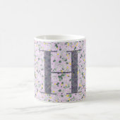 大人っぽいお花のモノグラム H lilac w/フレーズ コーヒーマグカップ (中央)