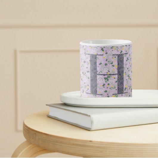 大人っぽいお花のモノグラム H lilac w/フレーズ コーヒーマグカップ