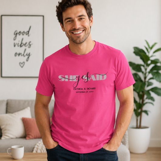 大人っぽいタイポグラフィー 彼女がイエスと言った ピンク メンズTシャツ Tシャツ