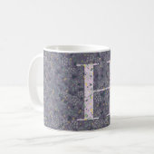 大人っぽいモノグラム入り花柄のHの文字 紫色のフレーズ入り コーヒーマグカップ (正面左)