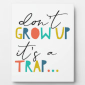 大人になるなトラップキッズルームの看板 フォトプラーク (正面)