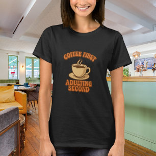 大人になるよりコーヒーが先 ユーモア ブラック Tシャツ