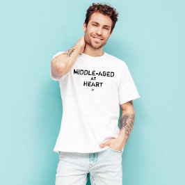 大人の子供の自嘲的な「ハートで中年！」 Tシャツ