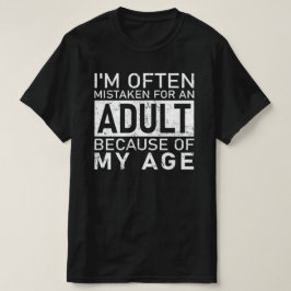 大人向けの面白い引用 – 年齢のせいで大人のように見られることが多いです Tシャツ