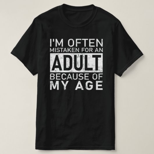 大人向けの面白い引用 – 年齢のせいで大人のように見られることが多いです Tシャツ (デザイン正面)