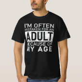 大人向けの面白い引用 – 年齢のせいで大人のように見られることが多いです Tシャツ (正面)
