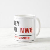 大修道院の道、ロンドンの道路標識 コーヒーマグカップ (正面右)