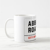 大修道院の道、ロンドンの道路標識 コーヒーマグカップ (左)