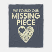 大切なピースが見つかった 養子縁組の誇り フリースブランケット (正面)
