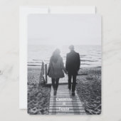 大切な日をお楽しみに 2つのハートがイニシャルと共に絡み合う 招待状 (裏面)