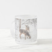 大地の平和 – 雪の森の中の2頭の鹿 フロストグラスマグカップ (正面左)