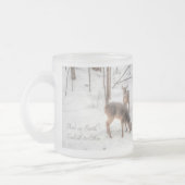 大地の平和 – 雪の森の中の2頭の鹿 フロストグラスマグカップ (左)