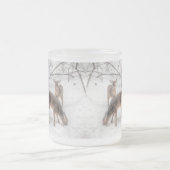 大地の平和 – 雪の森の中の2頭の鹿 フロストグラスマグカップ (中央)