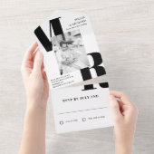 大型ブラックイニシャルタイポグラフィ結婚写真 オールインワン招待状 (貼ってはがせる)