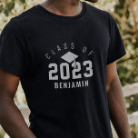 大学スタイル2022名前をカスタムする大学院 Tシャツ<br><div class="desc">おもしろいバーシティスタイルの卒業の年を多くフィーチャーし、上のアーチデザインに「クラス」を表示。中央にグラッドキャップとタッセルをパーソナライズされた置き、グラッドの名前を付ける。卒業生素晴らしにパーソナライズされた記念品を贈る。</div>