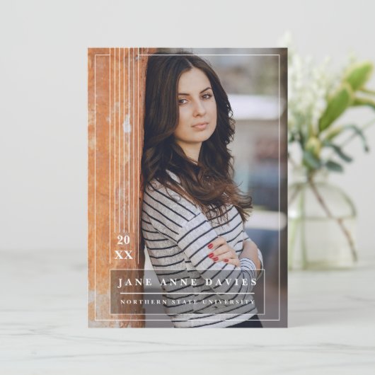 大学卒業生向けの卒業発表、写真付き卒業発表。 男性でも女性でも、このモダンな卒業発表は、2つの写真ス 招待状 (スタンド正面)