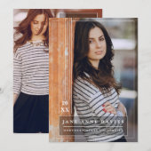 大学卒業生向けの卒業発表、写真付き卒業発表。 男性でも女性でも、このモダンな卒業発表は、2つの写真ス 招待状 (正面/裏面)