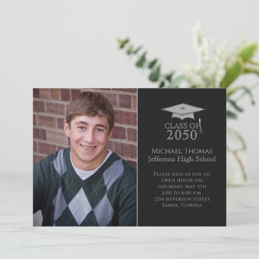 大学院シンプルクラシックフォトミニマリストブラック 招待状 (スタンド正面)