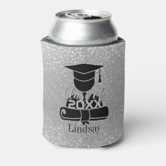 大学院生 – クラス20XX – シルバーグリッター 缶クーラー (缶裏面)