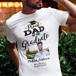 大学院誇りを持った写真名Tシャツのパパ Tシャツ<br><div class="desc">お祝の息子や娘の卒業式は、黒いフォントでモダン「卒業生のパパ」のキャプションを備えたTシャツとゴールデンのタッセルとグラードキャップとコンテンポラリー一緒に誇りを持った。本Tカスタマイズシャツは卒業生の写真、卒業年、学名のテンプレート欄を編集して簡単に編集できる。このTシャツは、家族のコーディネートが多い「卒業家族マッチングTシャツ」の一部だ。</div>
