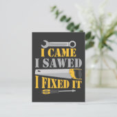 大工おもしろいのこぎり手工作業道具 ポストカード (スタンド正面)