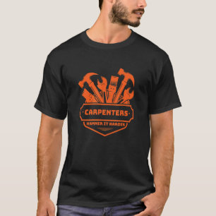 大工がハンマーで大工仕事を強化 Tシャツ