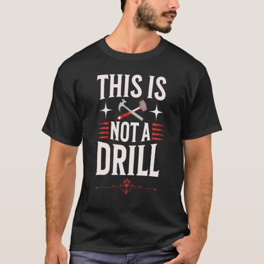 大工と鍛冶職人これはドリルではない Tシャツ (正面)