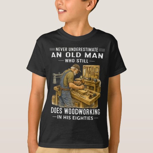 大工仕事をするお年寄りを舐めるな Tシャツ (正面)