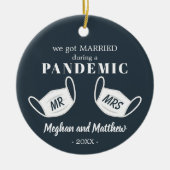 大流行結婚したのクリスマスの仮面の間に セラミックオーナメント (正面)