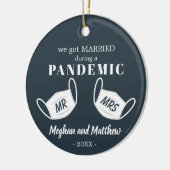 大流行結婚したのクリスマスの仮面の間に セラミックオーナメント (左)