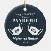 大流行結婚したのクリスマスの仮面の間に セラミックオーナメント (裏面)