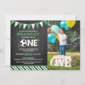 大物を蹴ること |サッカーの最初の誕生日の写真 招待状 (正面)