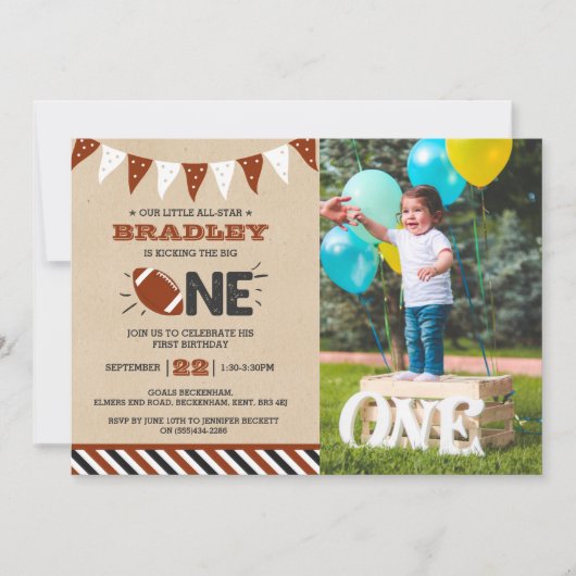 大物を蹴ること |サッカーの最初の誕生日の写真 招待状 (正面)