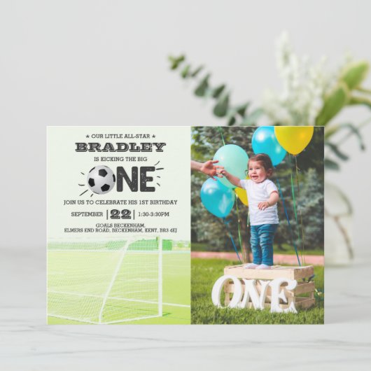 大物を蹴ること |サッカーの最初の誕生日の写真 招待状 (スタンド正面)