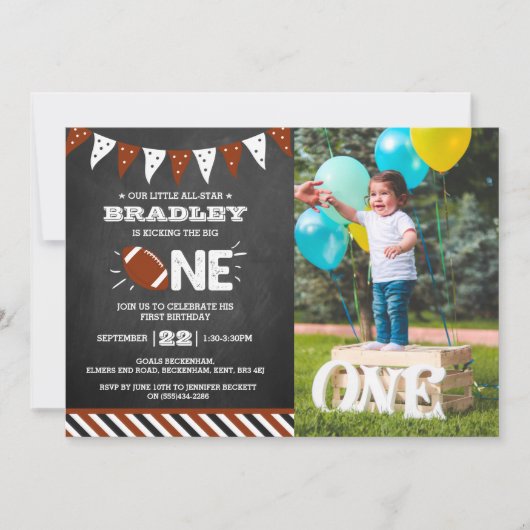 大物を蹴ること |サッカーの最初の誕生日の写真 招待状 (正面)