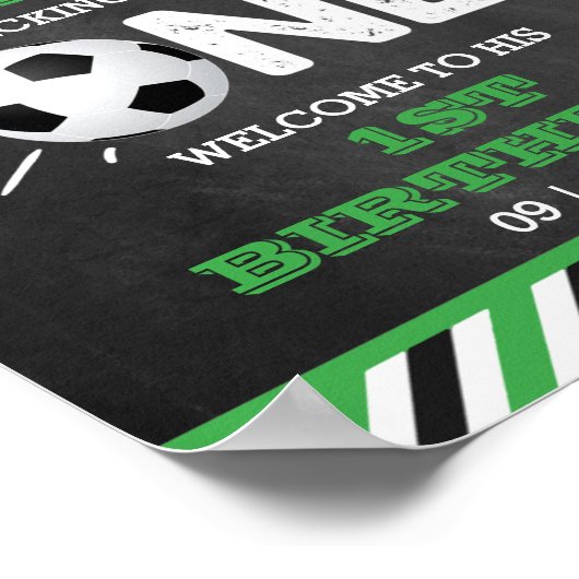 大物を蹴ること |サッカーの最初の誕生日へようこそ ポスター (角)